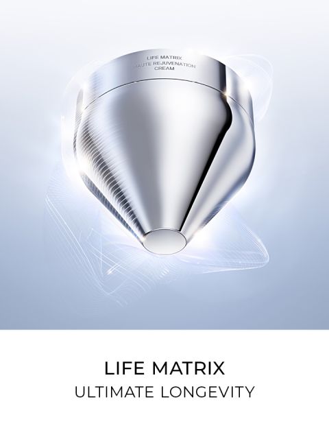 Futuristisches silbernes Kosmetikgefäß mit dezenten leuchtenden Linien darum herum, mit der Aufschrift „Life Matrix Haute Rejuvenation Cream“. Der Text darunter lautet „Life Matrix Ultimate Longevity“ auf weißem Hintergrund.