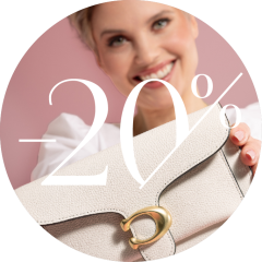 Lächelnde Frau hält eine beige Handtasche mit goldenem Verschluss vor rosa Hintergrund. Der weiße Text über dem Bild lautet „-20%“, was auf einen Rabatt von 20 % hindeutet.
