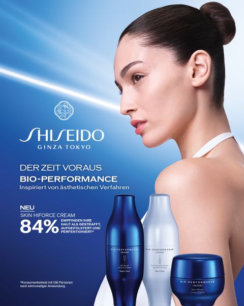 Eine Frau mit glatter Haut und zurückgebundenem Haar posiert im Profil vor einem blauen Hintergrund. Davor sind drei Shiseido-Hautpflegeflaschen zu sehen. Der Text hebt „Bio-Performance“ hervor und verspricht eine 84 %ige Verbesserung der Festigkeit.
