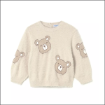 Beigefarbener, flauschiger Pullover mit mehreren hellbraunen Bärengesichtern als Teil des Designs auf einfarbig weißem Hintergrund.