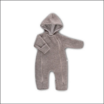 Grauer Babyoverall mit Kapuze, langen Ärmeln und Beinen, dargestellt auf weißem Hintergrund. Ein Ärmel ist umgeschlagen, und der Anzug hat keine sichtbaren Verschlüsse.