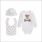 Dreiteiliges weißes Babyset: Mütze und Lätzchen mit kleinen Bärenaufdrucken und ein langärmeliger Strampler mit einem großen Bären, der eine amerikanische Flagge hält.