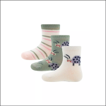 Drei Paar Babysocken: ein rosa-weiß gestreiftes, ein grünes mit Schafen und ein weißes mit blauem Schafmuster.