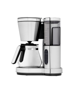 Eine moderne Filterkaffeemaschine aus Edelstahl mit Glaskanne, Wassertank und Bedienfeld, abgebildet vor weißem Hintergrund.