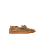 Bootsschuh aus braunem Wildleder mit Gummisohle, Schnürung und Metallösen, im Profil auf weißem Grund.