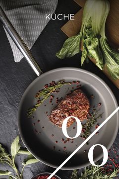 Ein gebratenes Steak mit Kräutern und rosa Pfefferkörnern in einer Bratpfanne, umgeben von frischem Bok Choy, Salbeiblättern und einem grau gestreiften Tuch. Über der Pfanne erscheint der Text "KOCHEN & BACKEN".