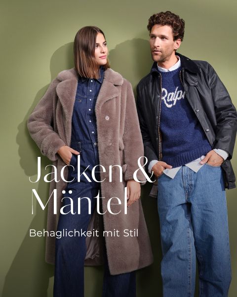 Zwei Frauen posieren selbstbewusst in stilvoller Oberbekleidung vor einem hellgrünen Hintergrund. Die eine trägt eine hellbraune Kunstpelzjacke, eine Rüschenbluse und Jeans mit weitem Bein, die andere einen langen taupefarbenen Mantel über einem Jeans-Outfit. Der Text lautet: "Jacken & Mäntel.