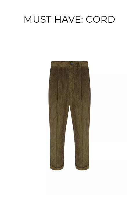 Olivgrüne Cordhose mit hoher Taille, Knopfverschluss vorne und umgeschlagenen Säumen, dargestellt vor einem schlichten weißen Hintergrund. Über der Hose ist das Wort "CORD" zu lesen.