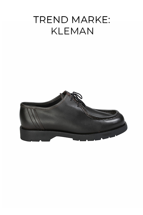 Ein schwarzer Lederschnürschuh mit einer dicken Profilsohle in Profilansicht auf weißem Hintergrund. Der Markenname "KLEMAN" erscheint über dem Schuh.