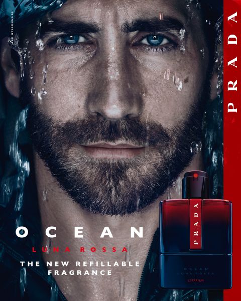 Nahaufnahme eines bärtigen Mannes mit Wasser im Gesicht, der für das Parfüm Prada Ocean Luna Rossa wirbt. Im Vordergrund ist ein blau-roter Parfümflakon zu sehen. Der rote Rand ziert das Prada-Logo. Deutscher Text ist vorhanden.