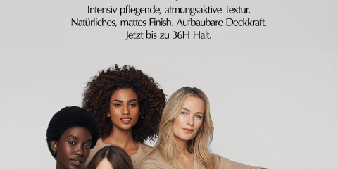 Eine Frau mit langen Haaren posiert mit einer Flasche Estée Lauder Advanced Night Repair im Vordergrund. Im Hintergrund ist eine nächtliche Stadtlandschaft zu sehen. Ein deutscher Text beschreibt die Vorteile des Hautpflegeprodukts.