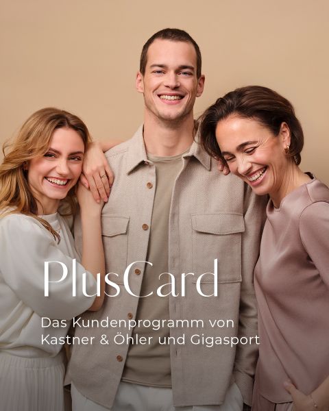 Drei Menschen lächeln und umarmen sich vor einem beigen Hintergrund. Der Text auf dem Bild lautet: „PlusCard Das Kundenprogramm von Kastner & Öhler und Gigasport.