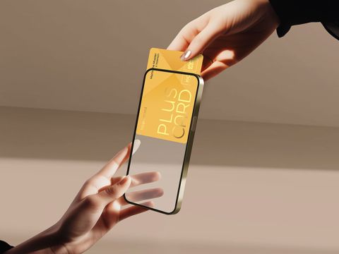 Zwei Hände halten ein Smartphone und eine goldene Karte. Eine Hand schiebt die Karte in einen Schlitz des Telefons. Die Karte trägt die Aufschrift „Plus Card“. Die Szene ist vor einem warmen, neutralen Hintergrund angesiedelt.