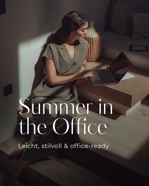 Eine Frau im kurzärmeligen Kleid sitzt auf einer Holztreppe neben einem Sofa und arbeitet im Sonnenlicht an ihrem Laptop. Der Text lautet: „Sommer im Büro. Leicht, stilvoll & bürotauglich. Jetzt entdecken.“.