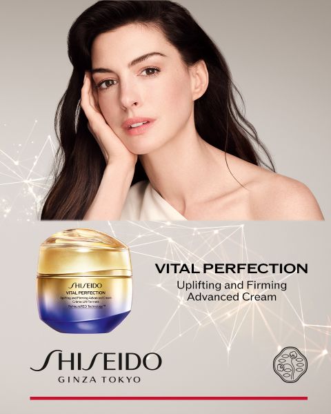 Eine Person mit langem dunklem Haar posiert mit der Hand vor dem Gesicht. Darunter ist ein Tiegel mit Shiseido Vital Perfection Uplifting and Firming Advanced Cream. Der Hintergrund ist mit einem dezenten Muster aus funkelnden Lichtern verziert. Der Text lautet „Shiseido Ginza Tokyo“.