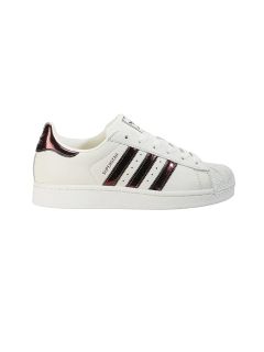 Weißer Sneaker mit schwarzen Adidas-Streifen und abstrakten schwarzen Sternkonturen an den Seiten; Low-Top-Stil mit strukturierter Zehenkappe.