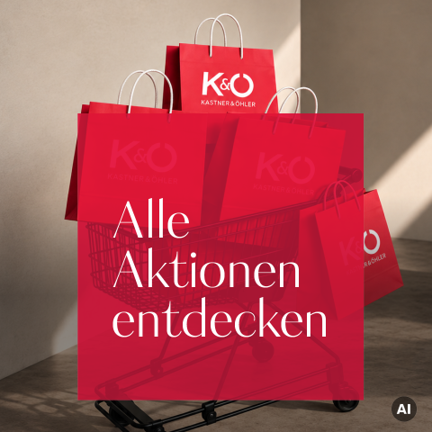 Rote Einkaufstüten füllen einen Aufzug. Auf einem roten Hintergrund ist der deutsche Text „Alle Aktionen entdecken“ in weißer Schrift zu sehen.