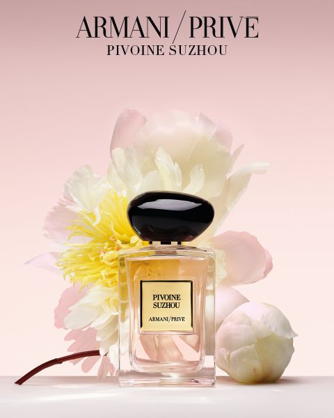 Ein Raster aus neun Armani/Privé-Parfümflaschen mit verschiedenfarbigen Verschlüssen, angeordnet in drei Reihen vor einem hellen Hintergrund. Der Text darunter lautet „Armani/Privé Haute Couture Fragrances“.