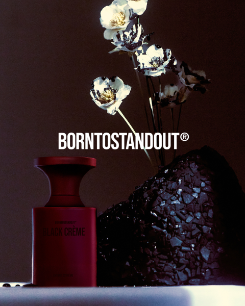 Eine weiße Flasche mit der Aufschrift "DIRTY MILK" steht auf einer reflektierenden Oberfläche mit einem warmen roten Farbverlauf. Darunter steht in fetter roter Schrift "BORNTOSTANDOUT®".