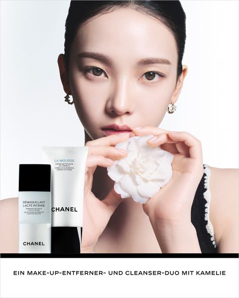 Schwarz-Weiß-Werbung mit einem hemdsärmeligen Mann, der in die Ferne schaut, und dem Text "CHANEL ALLURE HOMME SPORT Superleggera", der das Bild überlagert.