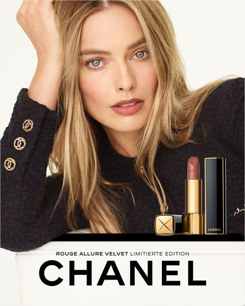 Schwarz-Weiß-Werbung mit einem hemdsärmeligen Mann, der in die Ferne schaut, und dem Text "CHANEL ALLURE HOMME SPORT Superleggera", der das Bild überlagert.