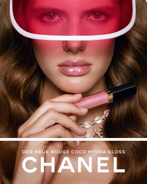 Eine Frau mit strahlender Haut posiert neben zwei Chanel Les Beiges Concealer-Produkten und trägt Silberschmuck vor einem zartbeigen Hintergrund.