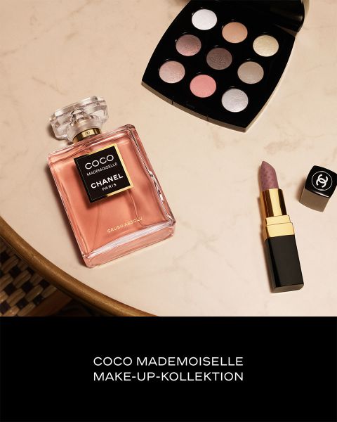 Schwarz-Weiß-Werbung mit einem hemdsärmeligen Mann, der in die Ferne schaut, und dem Text "CHANEL ALLURE HOMME SPORT Superleggera", der das Bild überlagert.