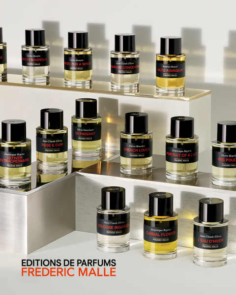 Nahaufnahme einer Person in einem weißen Badeanzug, mit unscharfen Bäumen im Hintergrund. Ein großer Text über dem Bild lautet "CARNAL FLOWER". Im weiteren Text werden Dominique Ropion und Editions de Parfums Frederic Malle erwähnt.