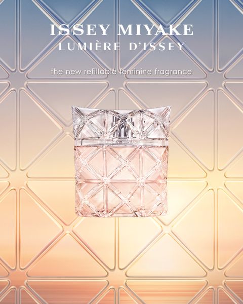 Zwei Flakons des Eau de Parfum für Herren von Issey Miyake Le Sel d'Issey stehen nebeneinander vor einem dramatischen Hintergrund aus wirbelndem Wasser und Feuer, darüber ein fetter Text, der für den Duft wirbt.