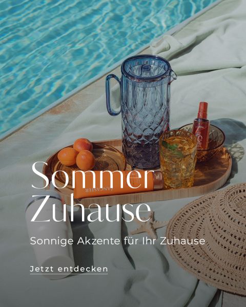Eine Frau in einem Badeanzug mit Leopardenmuster sitzt an einem Pool mit Sonnencreme, einem orangefarbenen Getränk und einer Brille auf einem gestreiften Handtuch; deutscher Sommerhaus-Werbetext überlagert.