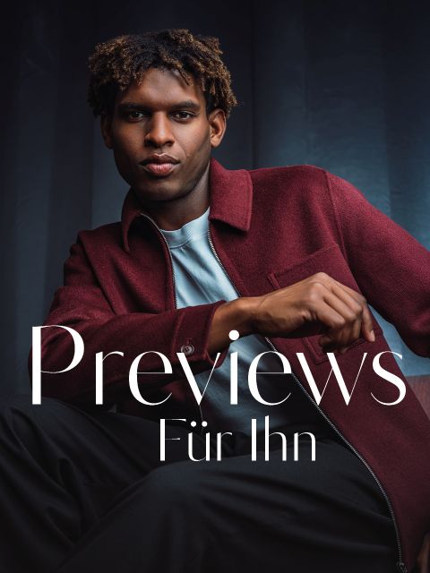 Ein Mann in einer bordeauxroten Jacke und einem hellblauen Hemd sitzt selbstbewusst da; auf dem Bild steht: „Preview Für Ihn“.