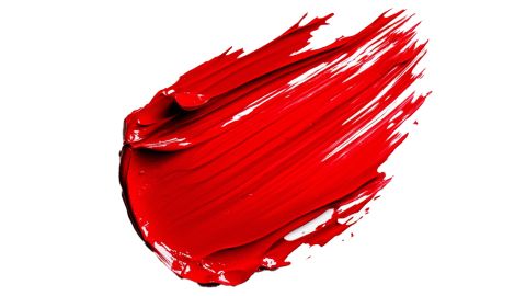 Ein kräftiger, leuchtend roter Farbklecks auf weißem Hintergrund. Der dicke Pinselstrich zeigt Textur mit glänzenden Highlights und dynamischen Linien und fängt die Bewegung des Auftrags ein.