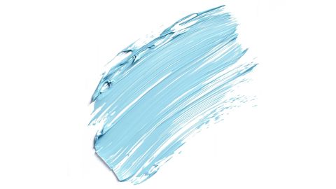 Ein dicker Pinselstrich hellblauer Farbe auf weißem Hintergrund mit sichtbarer Textur und unebenen Kanten, was Bewegung und Flüssigkeit beim Auftragen suggeriert.