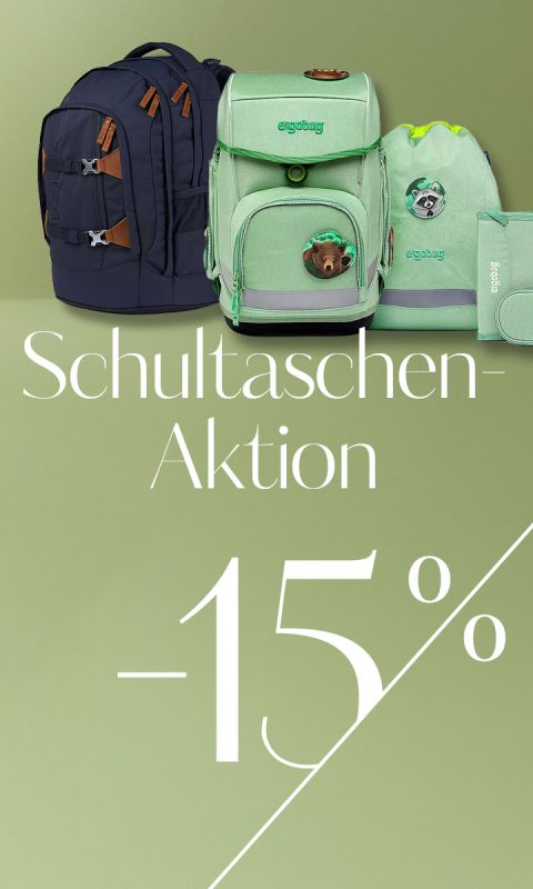 Ein Werbebild zeigt drei Rucksäcke und ein Federmäppchen auf grünem Hintergrund. Der Text lautet „Schultaschen-Aktion -15%“, was auf einen Rabatt von 15 % auf Schultaschen hindeutet. Die Rucksäcke sind in Schwarz- und Grüntönen gehalten und mit Tiermotiven versehen.