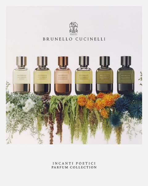 Sechs Parfümflakons von Brunello Cucinelli stehen in einer Reihe über einem Bett aus bunten Blumen und Grünpflanzen. Der Text darüber lautet „Brunello Cucinelli“ und darunter: „Incanti Poetici Parfum Collection“.