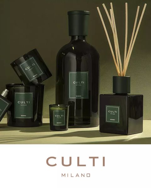 Eine stilvolle Präsentation von Raumduftprodukten von Culti Milano, darunter Kerzen, ein Diffusor mit Stäbchen und Flaschen, alles in dunkelgrünen Behältern, vor einem olivfarbenen Hintergrund mit dem Logo von Culti Milano darunter.
