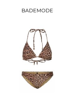 Bikini mit Leopardenmuster, Neckholder-Oberteil und passender Hose, auf weißem Hintergrund mit dem Wort „BADEMODE“ darüber.