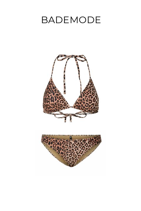 Bikini mit Leopardenmuster, Neckholder-Oberteil und passender Hose, auf weißem Hintergrund mit dem Wort „BADEMODE“ darüber.