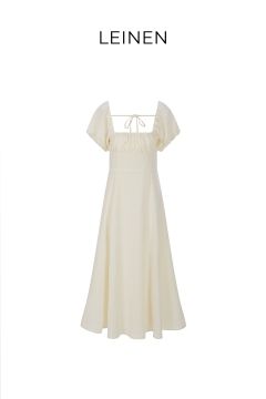 Ein cremefarbenes, kurzärmeliges, knielanges Kleid mit quadratischem Ausschnitt, Bindedetail auf der Brust und dezent gerafftem Stoff, abgebildet auf weißem Hintergrund mit dem Wort „LEINEN“ darüber.
