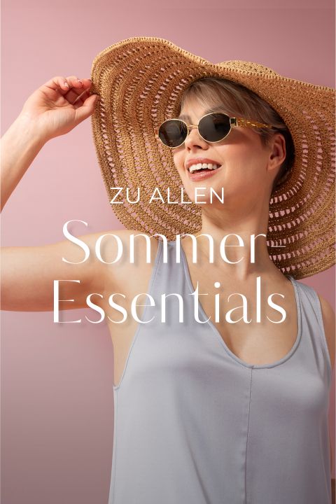 Eine lächelnde Person mit Sonnenbrille und breitem Strohhut posiert vor einem rosa Hintergrund. Darüber liegt weißer Text mit der Aufschrift „Zu allen Sommer Essentials“.