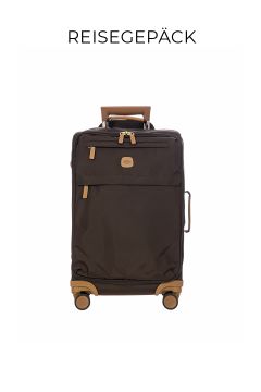Ein brauner Rollkoffer mit hellbraunen Griffen und Akzenten, zwei Vordertaschen und vier Rädern steht aufrecht auf weißem Hintergrund. Über dem Koffer steht das Wort „REISEGEPÄCK“.