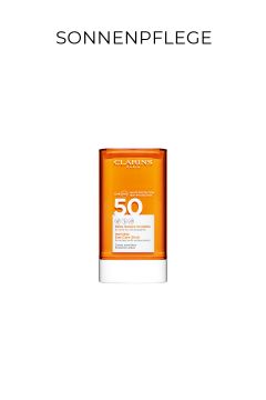 Eine orangefarbene Flasche des Clarins Paris UV Plus Sonnenschutzstifts LSF 50 steht zentriert auf weißem Untergrund. Über der Flasche steht in schwarzer Schrift „SONNENPFLEGE“.