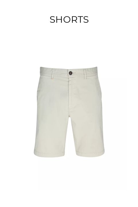 Beigefarbene, knielange Shorts mit Knopf- und Reißverschluss, Vorder- und Gesäßtaschen, auf weißem Hintergrund mit der Aufschrift „SHORTS“ darüber.