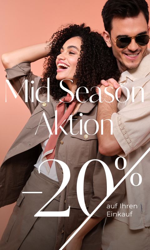 Eine lächelnde Frau und ein Mann in stylischen Freizeitoutfits posieren gemeinsam vor einem pfirsichfarbenen Hintergrund. In weißem Text steht „Mid Season Aktion -20% auf Ihren Einkauf“ und wirbt mit einem 20%igen Rabatt auf Ihren Einkauf während der Zwischensaison.