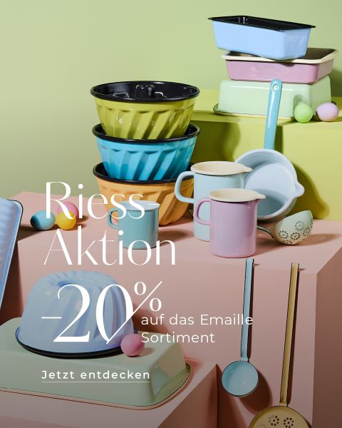 Buntes Emaille-Küchengeschirr, darunter Schüsseln, Tabletts und Becher, arrangiert mit pastellfarbenen Deko-Eiern vor grün-gelbem Hintergrund. Der deutsche Text auf dem Bild bietet 20 % Rabatt auf Riess Emaille-Produkte.