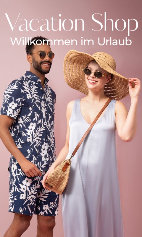 Ein Mann in einem marineblauen Hemd und Shorts mit tropischem Aufdruck und eine Frau in einem hellen Kleid, Sonnenhut und Sonnenbrille lächeln vor einem rosa Hintergrund. Der Text lautet: „Vacation Shop. Willkommen im Urlaub.“.