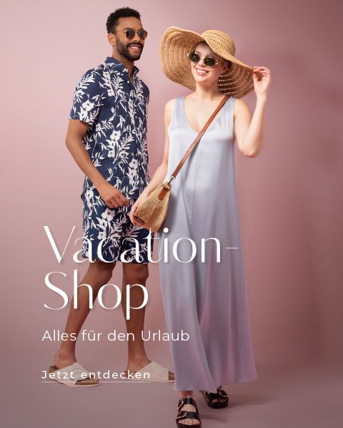 Ein lächelnder Mann in einem dunkelblauen Blumenhemd und Shorts steht neben einer Frau in einem hellvioletten Maxikleid, Strohhut und Sonnenbrille. Beide sehen entspannt aus. Der Text lautet: „Vacation-Shop. Alles für den Urlaub. Jetzt entdecken.“.