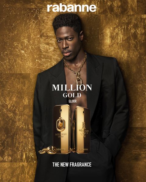 Ein stilvoller Mann mit dunkler Haut, einem offenen schwarzen Hemd und Goldschmuck, posiert vor einem strukturierten Goldhintergrund. Davor stehen zwei goldene Flakons des Duftes „Million Gold Elixir“ von Rabanne und der Text „DER NEUE DUFT“.