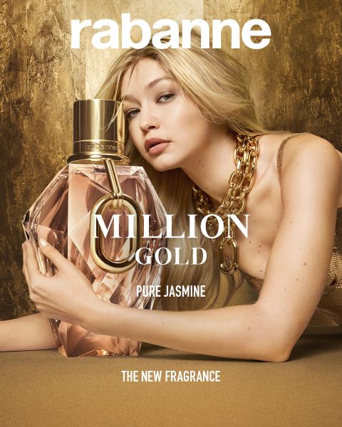 Eine Frau in einem goldenen Kleid und einer klobigen Halskette posiert mit einem großen, facettierten Parfümflakon mit der Aufschrift „Million Gold Pure Jasmine“ von Rabanne. Der Hintergrund ist golden, und unten steht „DER NEUE DUFT“.