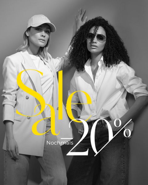 Zwei stylische Frauen in lässigen Outfits posieren vor einem schlichten Hintergrund. Über dem Bild steht in großem gelb-weißem Text „Sale 20% Nochmals“. Die Frauen tragen Sonnenbrillen und modische Jacken.